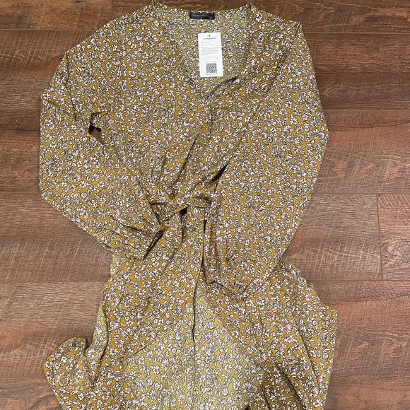 Dresses & Skirts - Floral wrap dress.